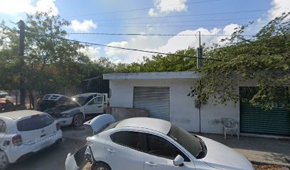 Negocio Chatarra Calle 15 - Carros Estorbosos - Banquetas Bloquedas Y Enfrente También.
